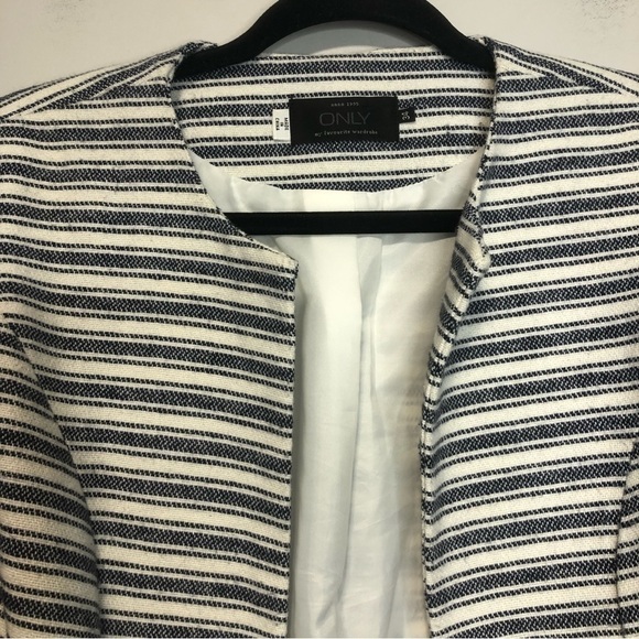 ONLY Kim Cropped Blue Stripe Open Front Blazer, size 34 (S) - Picture 2 of 10